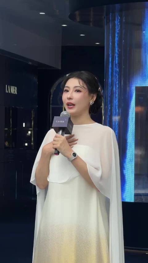 张柏芝盘发造型尽显独特魅力舒展大气