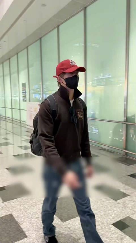 吴磊伦敦时装周返程，红棒球帽黑卫衣气场全开