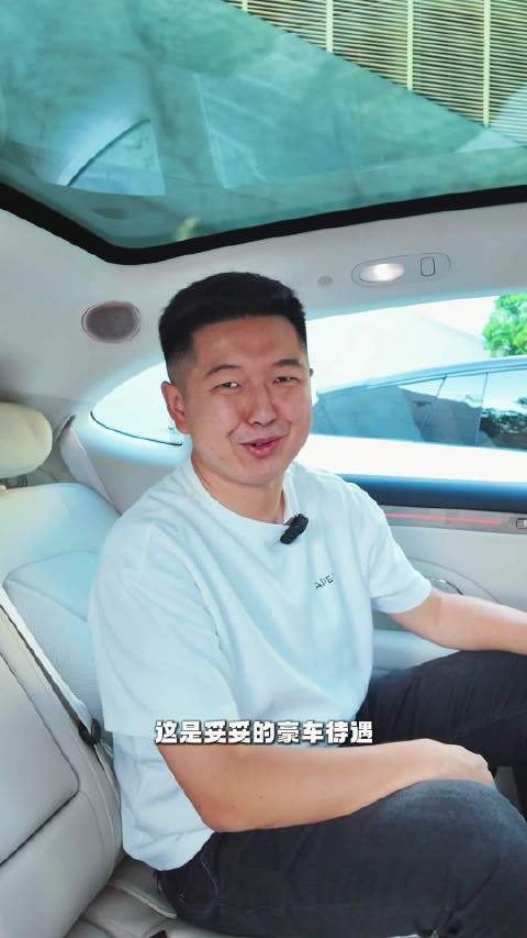智己LS6窄路掉头一把过，比理想i6少揉两把半
