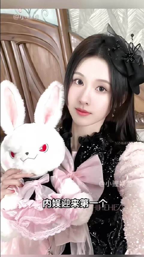 毕竟白幼薇倒过来念可是黑老大啊 今天也没变成玩偶呢｜陈都灵