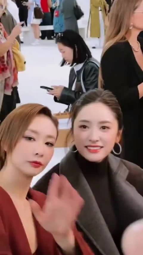 一个清甜灵动，一个大气飒爽，同框氛围感直接拉满