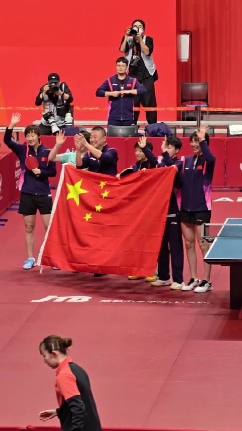 国乒女团夺金共举国旗