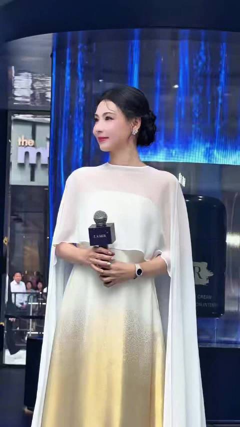 张柏芝盘发造型，眉眼故事感拉满，端庄明艳气质抓人