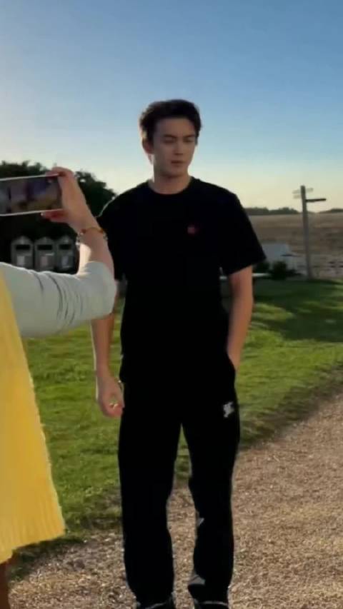 闪身步来了，一时间没分清是吴磊闪的还是吴越闪的哈哈哈