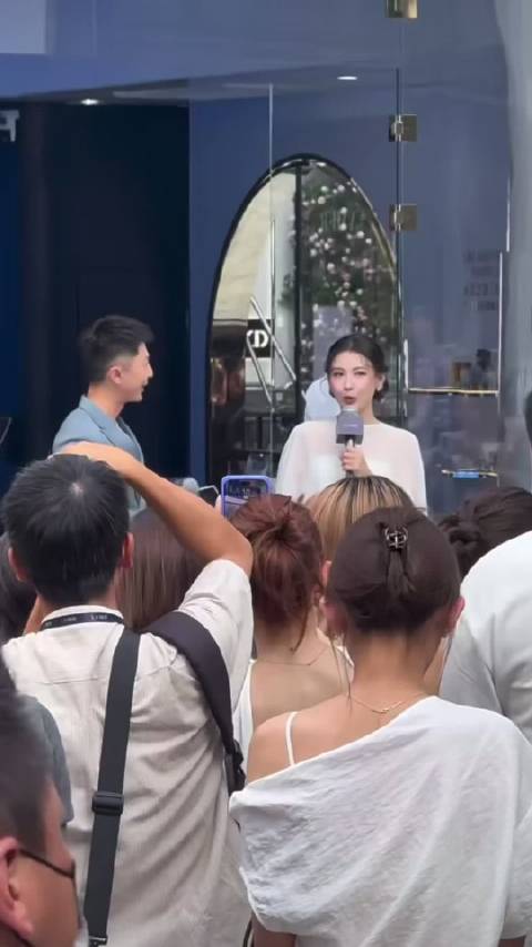 简单一个盘发，张柏芝直接气场全开，明艳沉静双重气质拉满