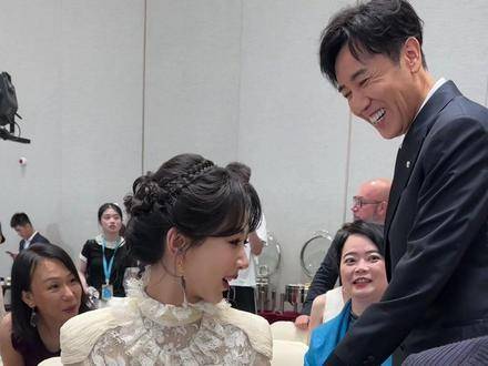 杨紫与于和伟在白玉兰奖颁奖典礼后台畅聊：这身线条太惊艳了吧！