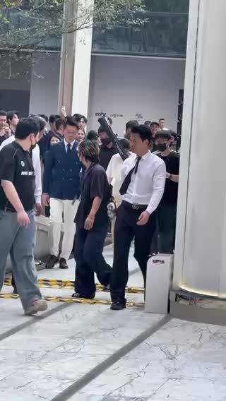 张柏芝盘发明艳温婉，又飒又柔美