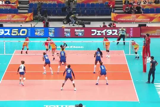 中国女排高光时刻:18岁李盈莹年轻无畏，直线进攻稳准狠
