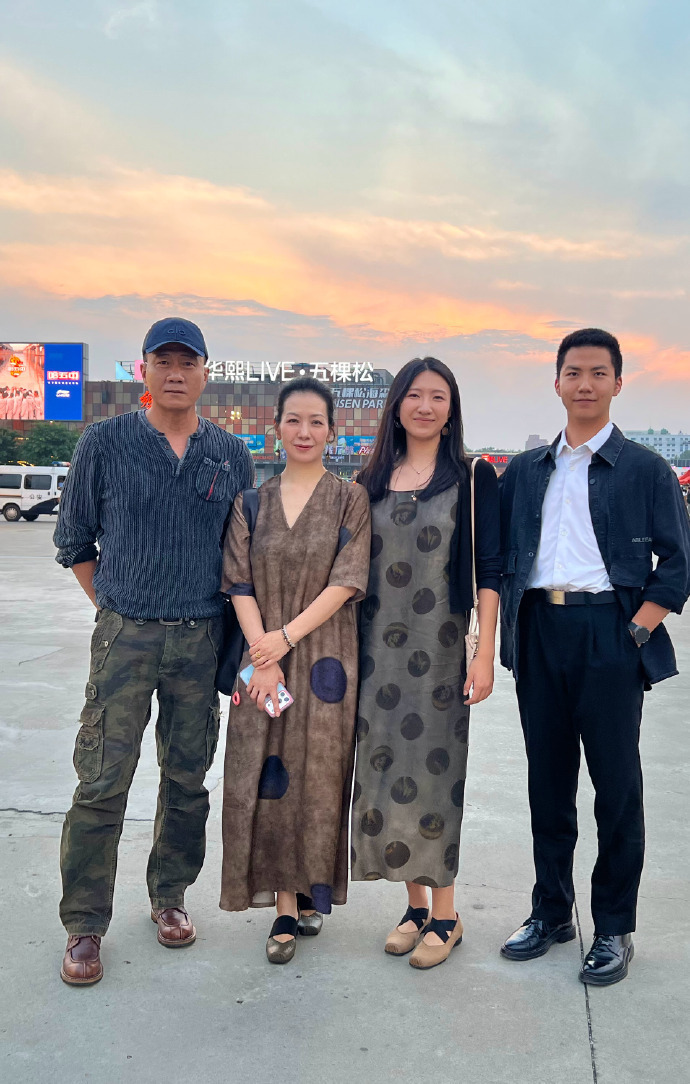 胡军一家四口首次同框！女儿九儿比妈妈高，儿子帅气抢镜，全家超温馨