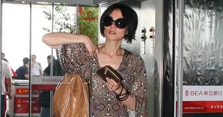 “王菲”又带火了松弛感穿搭：印花裙+平底凉鞋，57岁没有大妈味