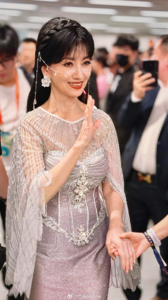 71岁赵雅芝“珠串脸帘”造型亮相红毯！配修身珠闪长裙流光溢彩