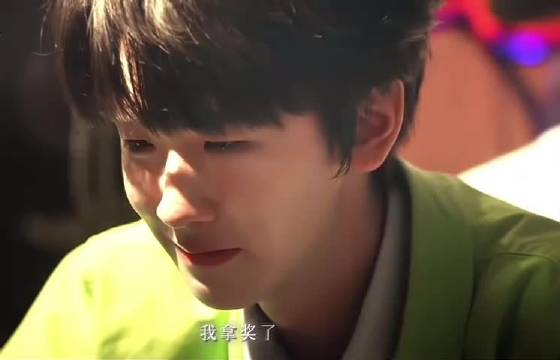 看着一段真的好心疼浩宇 哪有什么混世魔王 只想得到爸爸的关心而已