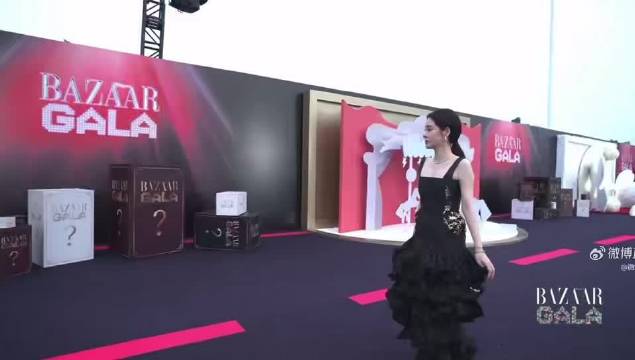 张碧晨解锁红毯新玩法！衣服自带扎气球小设计，可爱到出圈!