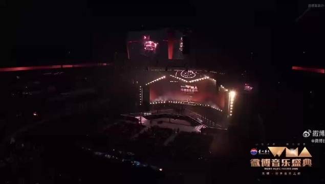 李宇春WMA盛典立麦唱皇后与梦想，节奏力量冲出屏幕