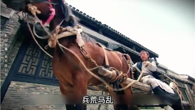 傻小子知道兵荒马乱容易出问题，将收回来的货款用牛皮纸包了起来