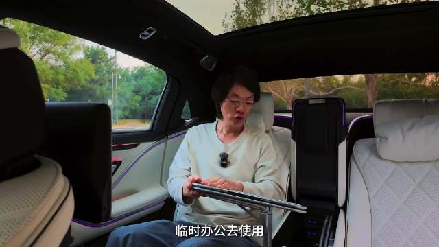 迈巴赫S级后排配隐藏式小桌板，纯银香槟杯价值五万五