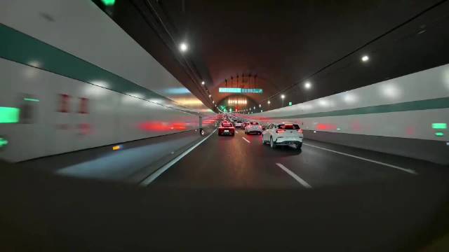 隧道里别克车跟前车特斯拉那么近很容易就撞上了，还好视频车警惕