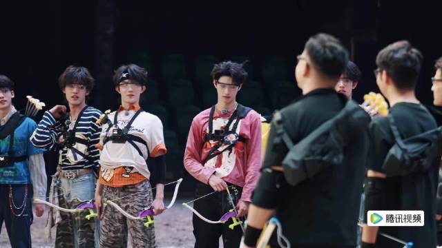 张极伸手小马主动贴贴，御兽宗默契