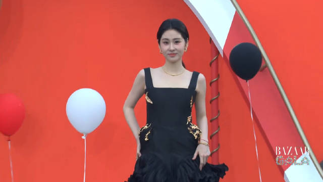 张碧晨时尚芭莎红毯 采访全程 黑色吊带裙 美