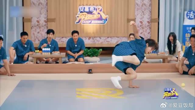 张真源不愧是时代少年团的，这舞蹈功底，看呆一旁宋雨琦