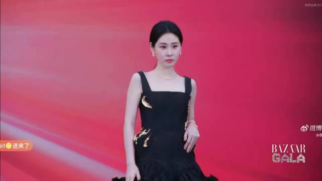 张碧晨芭莎之夜黑裙造型，优雅黑天鹅绽放红毯