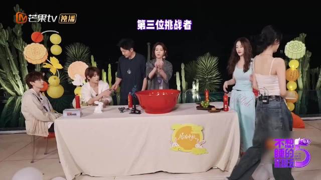 周翊然被郭京飞各种打趣，手足无措的样子好可爱，这对组合简直是快乐源泉