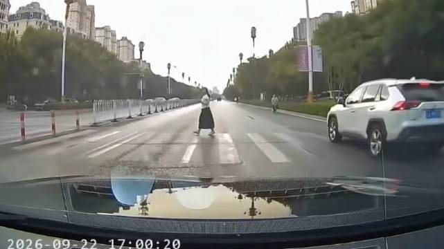 斑马线前视频车减速停车，后车速度快原地甩尾