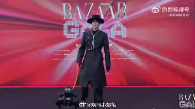 曾舜晞牵机器狗走红毯，远看真假难辨