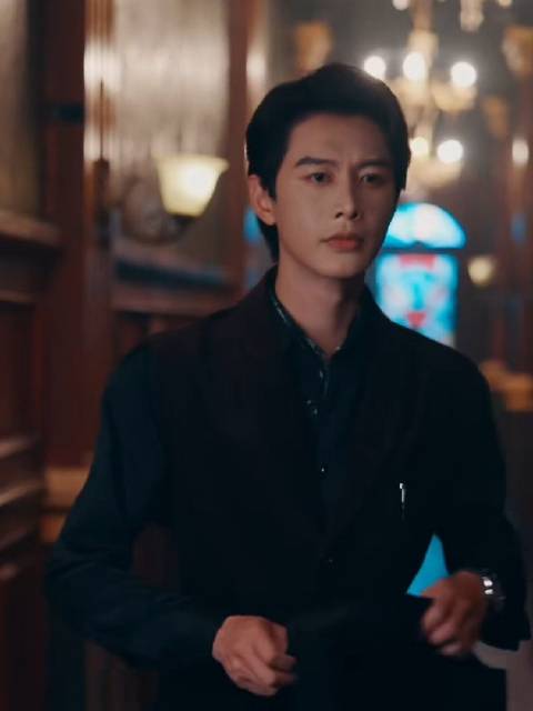 何健麒演绎明楼从迷雾中走来