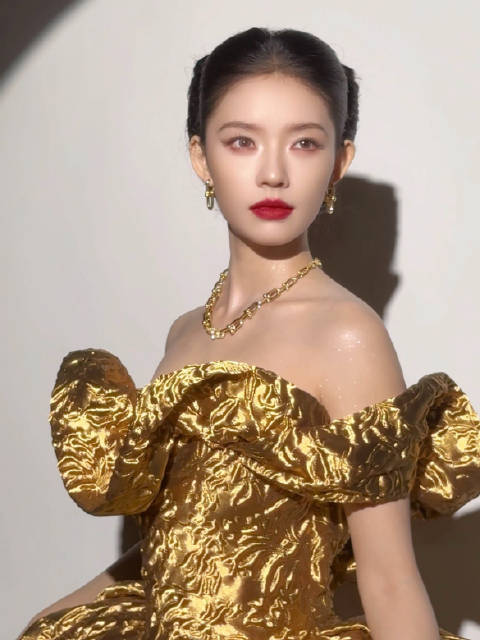 金缕绮梦，林允芭莎之夜熠熠生辉