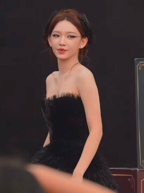 程潇芭莎之夜红毯化身黑天鹅少女