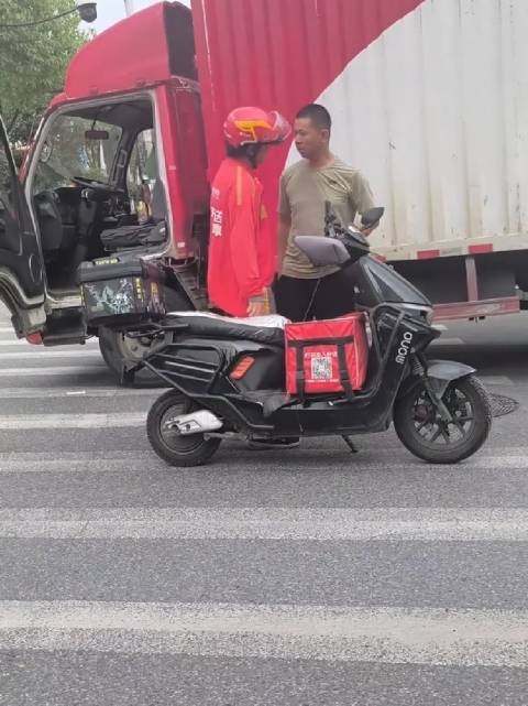 货车司机小瞧对方，这下踢到铁板了！