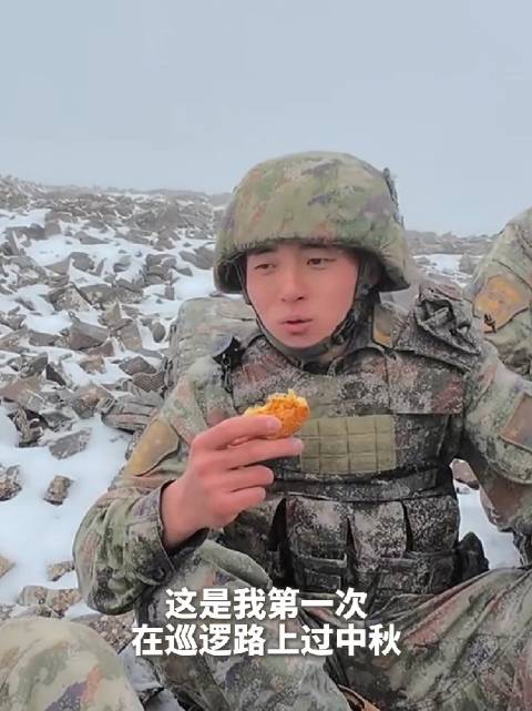 中秋节战士巡逻休息吃月饼，守护万家团圆致敬