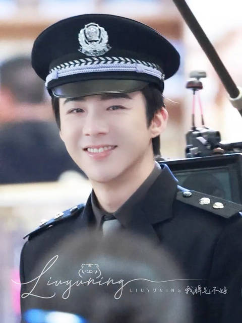 一身正气的高原警官真的帅爆了 @摩登兄弟刘宇宁 cr水印