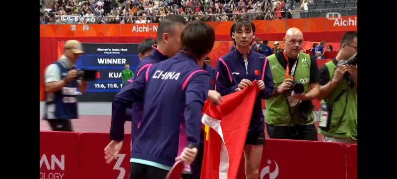 王曼昱扛下压力，蒯曼完美战术制伊藤，国乒女团夺金