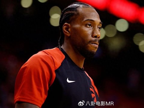伦纳德2年1.15亿续约猛龙！主动降薪1100万，背后藏着三步大棋