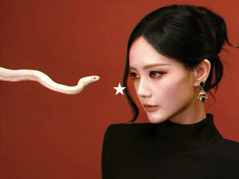 李一桐红毯手持真蛇，造型大胆