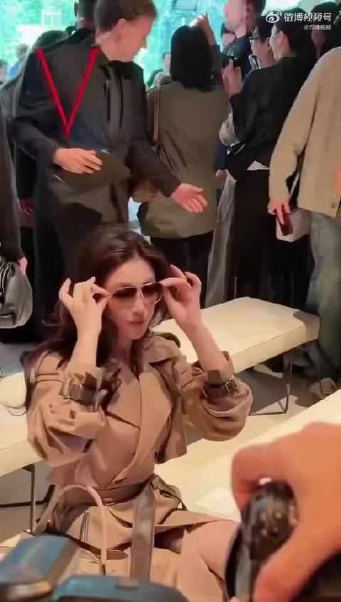 朱珠米兰头排看TOD'S秀，风衣造型随性高级