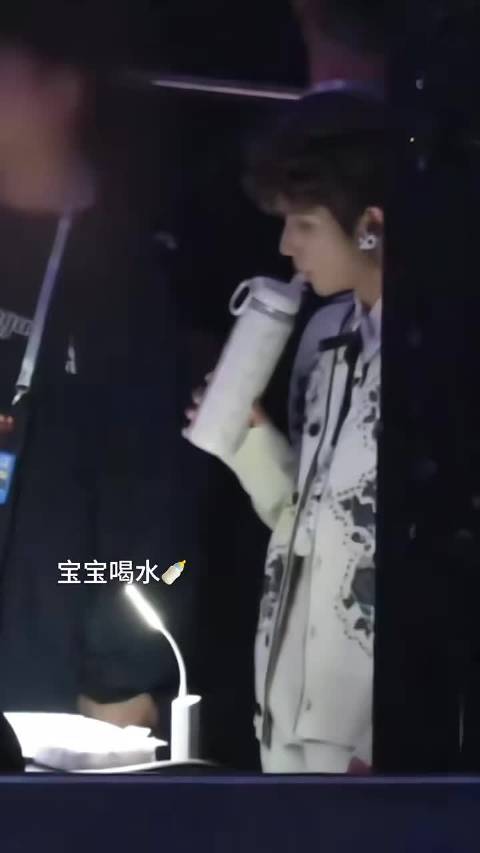王源宝宝行为萌翻网友，与小时候无区别
