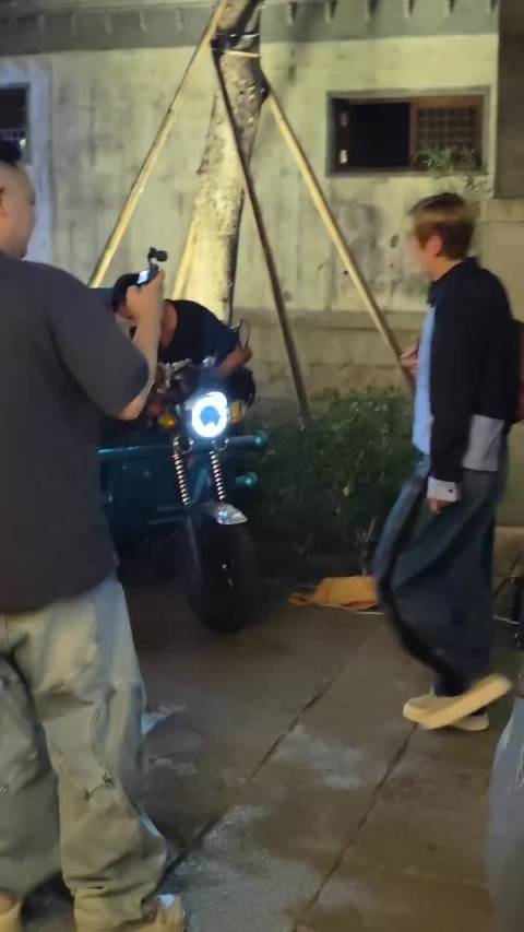 王星越吴君如探班邓为，帝王蟹见证花少8情谊