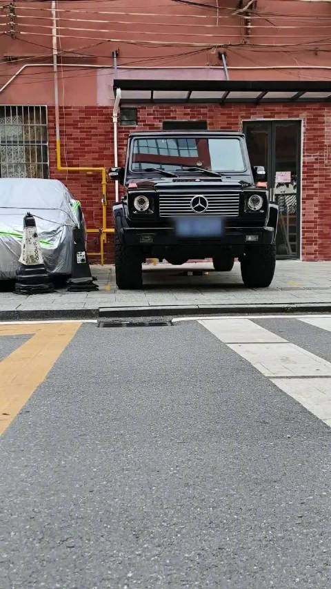 黄永钰纯徒手硬拉两吨奔驰大G，车轮离地