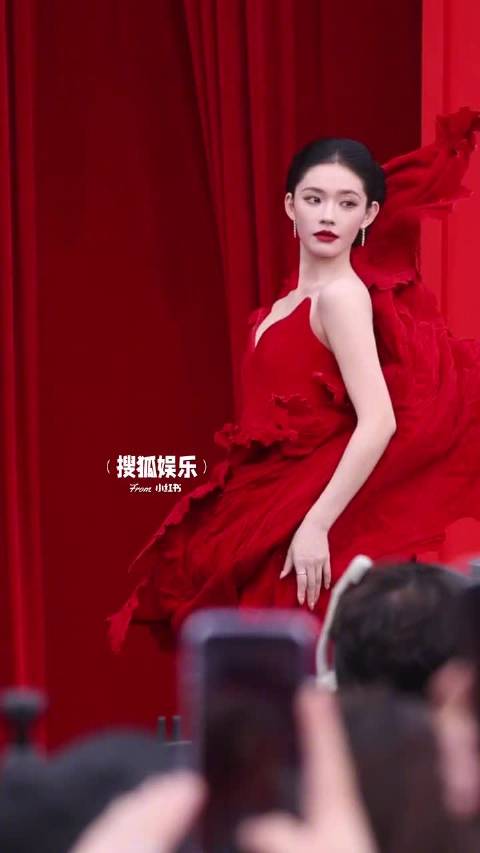 林允烈焰红裙亮相芭莎，氛围感拉满红毯惊艳