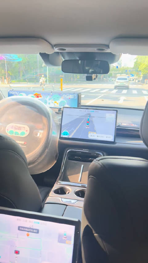 在深圳体验了一把无人驾驶出租车，开车，刹车都很稳定