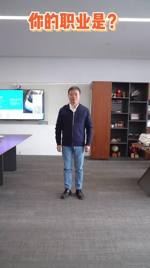 员工称呼何小鹏什么，老板？大哥？何小鹏选择了小鹏
