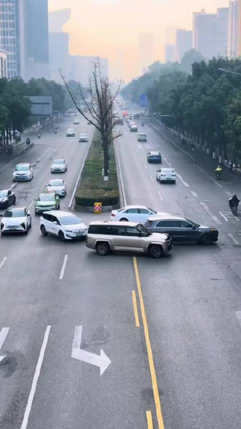 仰望U8L转弯半径5.45米，媲美A级轿车