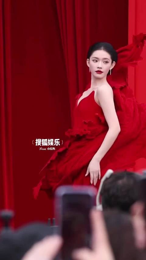 林允烈焰红裙亮相红毯，裙摆摇曳成焦点