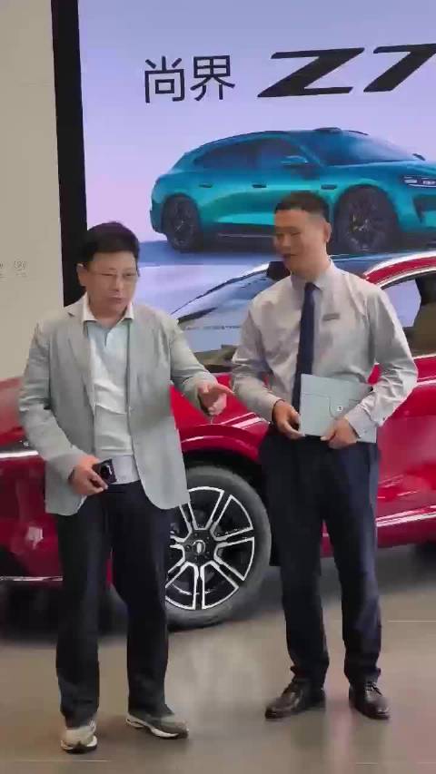 余承东巡店透露尚界新车型，定位中大型SUV主打家庭出行