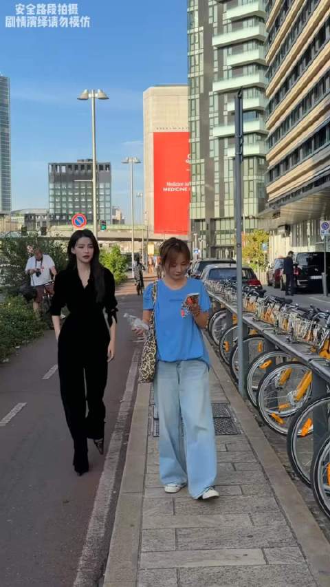 孙怡在米兰助人为乐belike