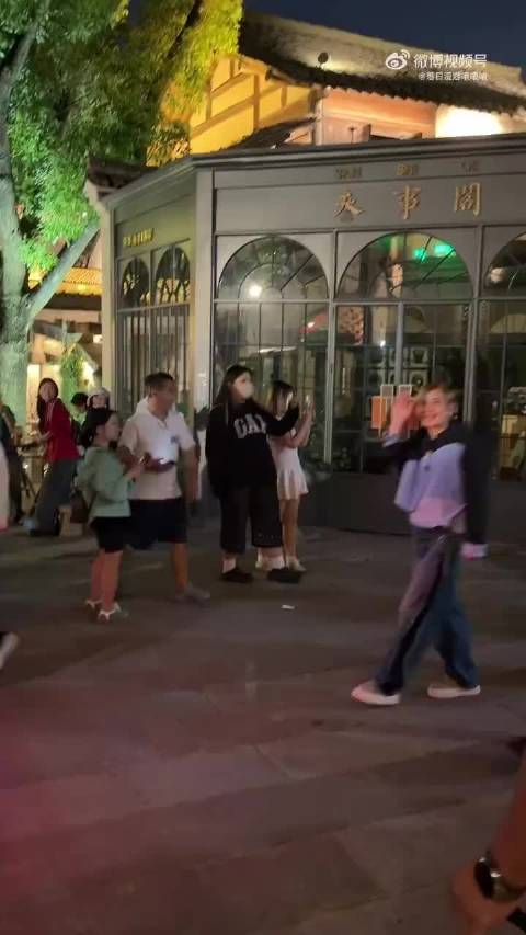 王星越吴君如探班邓为，共盼百妖谱上线