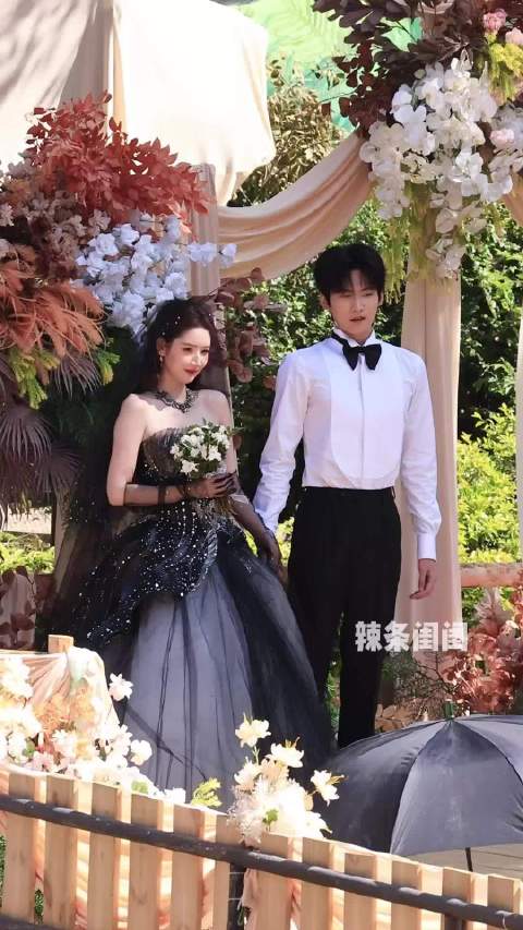 王玉雯周柯宇小城春色婚礼造型好有新意！是黑婚纱搭白礼服诶！